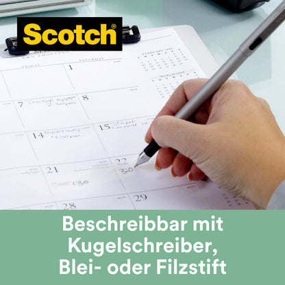 Eine Hand schreibt mit einem Stift auf einen Tischkalender. Auf einem Klemmbrett befindet sich das Logo der 3M Deutschland GmbH Scotch® Magic™ Klebeband (66 % pflanzlicher Klebstoff, 19 mm x 33 m, 9 Rollen/Packung). Der deutsche Text lautet: "Beschreibbar mit Kugelschreiber, Blei- oder Filzstift.