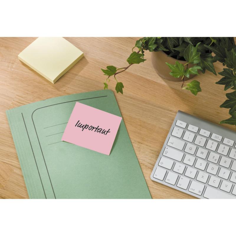 Vihreä kansio, jossa on vaaleanpunainen "tärkeä" muistilappu, seisoo puupöydällä Post-it® Recycling Z-Notes (76x76 mm, 100 arkkia, 100 % PEFC) 3M Deutschland GmbH:n kanssa sekä näppäimistön ja ruukkukasvin vieressä.