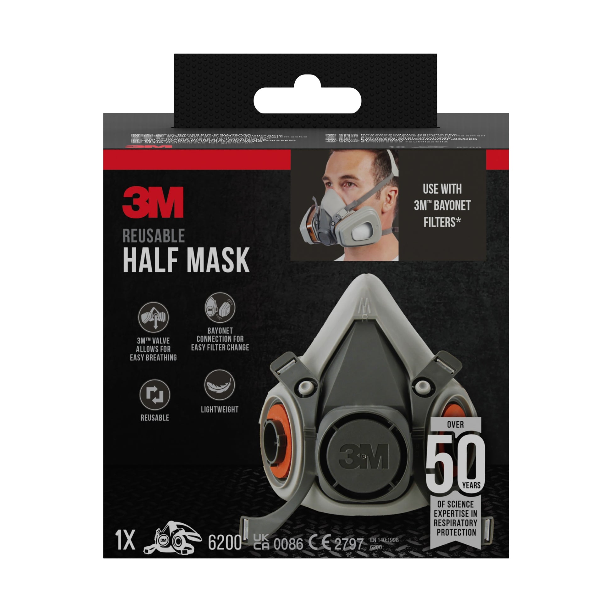 Vorderseite der Verpackung der 3M Deutschland GmbH für das 3M™ Halbmasken-Gehäuse 6200 wiederverwendbar, mittelgroß, mit Produktmerkmalen, einer Person, die die Maske trägt, Informationen zum einfachen Filterwechsel und über 50 Jahre Erfahrung im Bereich Atemschutz.