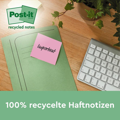 Pinkki Post-it® kierrätysmuistilappu (76 x 76 mm, 100 arkkia, 100% PEFC) 3M Deutschland GmbH:lta, jossa lukee "tärkeää", on kiinnitetty vihreään kansioon työpöydällä näppäimistön ja kasvin vieressä. Teksti: "100% kierrätettyjä muistilappuja."