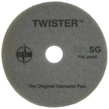 Twister Pad 10000 Diversey Deutschland GmbH & Co. OHG:lta on pyöreä, harmaa tyyny, jossa on merkinnät "TWISTER SG", "HTC", "Pat. pend." ja "The Original Diamond Pad" - ihanteellinen kovien lattioiden puhdistukseen ja kiillotukseen loistavan kiillon saavuttamiseksi.