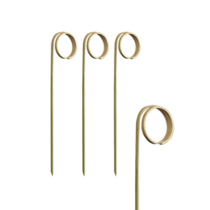 Valkoisella taustalla seisoo neljä PAPSTAR 100 Fingerfood-poimijaa „pure“ korkealaatuisesta muovista, terävällä päällä ja silmukalla PAPSTAR GmbH:lta - ihanteellinen juhliin ja tapahtumiin.