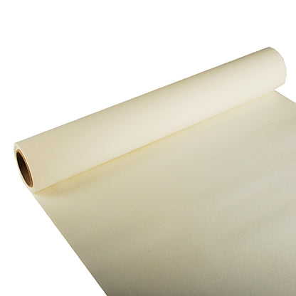 Osittain avattu PAPSTAR pöytäliina, Tissue ”ROYAL Collection” (3 m x 40 cm) PAPSTAR GmbH:lta kermanvärisenä, esitettynä valkoisella taustalla, korostaa sen sileää tuntumaa ja sylinterimäistä muotoa – ihanteellinen juhlallisiin tilaisuuksiin.
