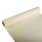 Osittain avattu PAPSTAR pöytäliina, Tissue ”ROYAL Collection” (3 m x 40 cm) PAPSTAR GmbH:lta kermanvärisenä, esitettynä valkoisella taustalla, korostaa sen sileää tuntumaa ja sylinterimäistä muotoa – ihanteellinen juhlallisiin tilaisuuksiin.