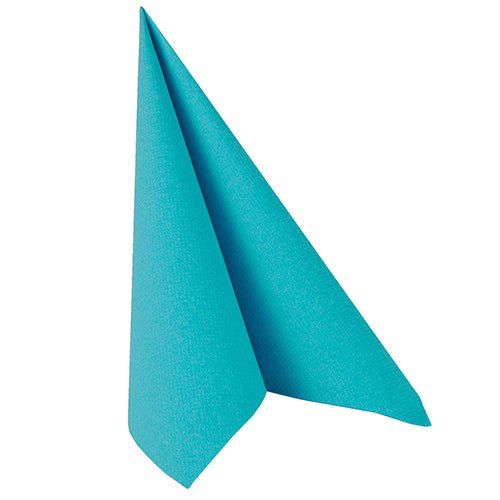 PAPSTAR GmbH:n 50 lautasliinaa "ROYAL Collection" 1/4-taitto 40 x 40 cm turkoosi lautasliina, siististi taitettuna seisovaan kolmion muotoon terävillä reunoilla, esitettynä valkoisella taustalla.
