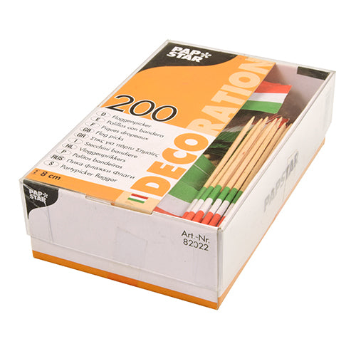 PAPSTAR 200 Deko-Picker 8 cm PAPSTAR GmbH sisältää 200 puista cocktail-tikkua punavihreillä lippukoristeilla kirkkaassa laatikossa, jossa on oranssinvalkoinen tuotemerkki - ihanteellinen sormiruokaan tai cateringiin.