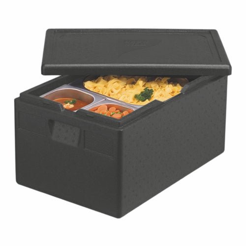 Eristetty kuljetussäiliö PAPSTAR, EPP 60 cm x 40 cm musta "Gastro-Norm 1/1" PAPSTAR GmbH:ltä, osittain avattu kansi paljastaa kolme astiaa – keitto, vihannekset ja pasta – Gastro-Norm 1/1-säiliöissä.