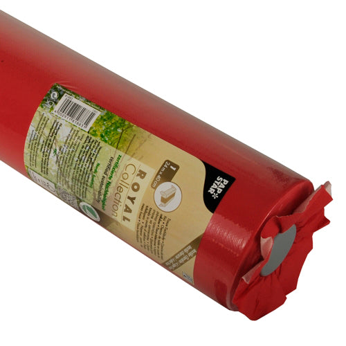 Eine Nahaufnahme eines gerollten PAPSTAR Tischläufers, Tissue „ROYAL Collection“ 24 m x 40 cm von der PAPSTAR GmbH, verpackt in einer Klarsichtverpackung mit einem braun-grünen Etikett mit Text und Symbolen.