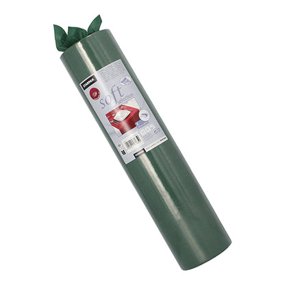 Rullattu vihreä Starpak-pöytäliina, kankaan kaltainen kuitukangas 'soft selection' (24 m x 40 cm), jossa on etiketti tuotetiedoilla ja punaisen auton kuva, on sylinterimäisesti pakattu, ja ylhäällä on hieman materiaalia näkyvissä.