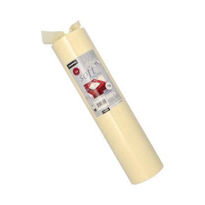 Valkoisella taustalla on rullattu Starpak-pöytäliina, kankaan kaltainen kuitukangas 'soft selection' (24 m x 40 cm), etiketti, jossa on merkki, käyttöohjeet ja viivakoodi.