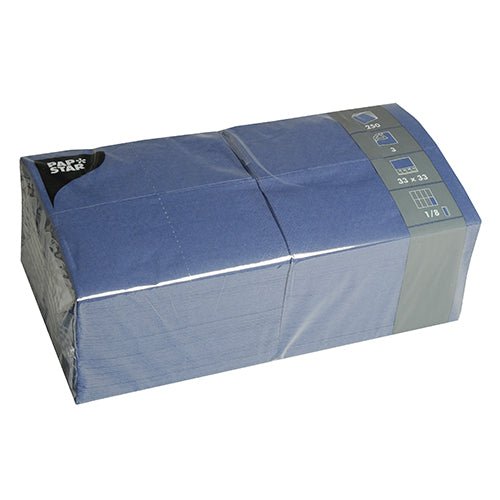 Suljettu muovipakkaus PAPSTAR 250 lautasliinaa, 3-kerroksinen 1/8-taitos PAPSTAR GmbH. Siniset lautasliinat on taitettu, pinottu kahteen riviin ja mitat ovat 33 x 33 cm, kuten pakkauksessa ilmoitetaan.