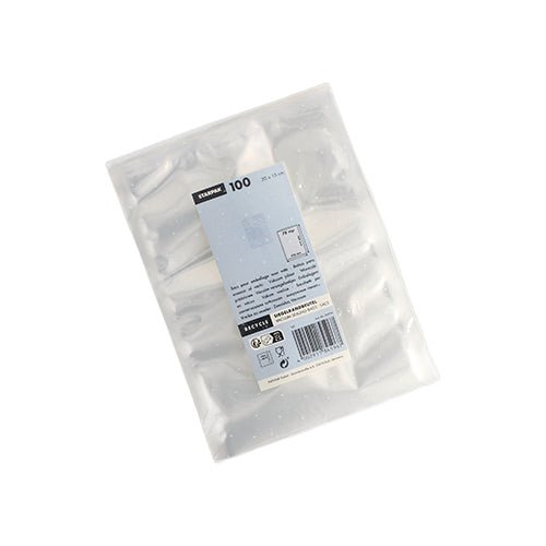 Suljettu Starpak 100 saumauspussi, PA/PE läpinäkyvä, kuvattuna ylhäältä näkyvällä etiketillä - ihanteellinen läpinäkyvä pakkaus käytettäväksi kammiovakuumikoneen kanssa elintarvikkeiden vakuumipakkaamiseen.
