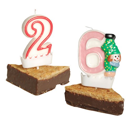 Punavalkoinen "2" ja vaaleanpunavalkoinen "6" numerokynttilä klovnin kanssa asetetaan brownie-paloille, kukin PAPSTAR numerokynttilöiden pidikkeellä (valkoinen, 3,8x4,9 cm) vakaina, koristeellisina syntymäpäiväkynttilänpidikkeinä.