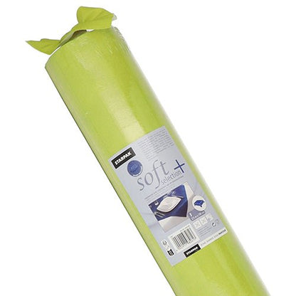 Osittain avattu rulla vaaleanvihreää, kankaan kaltaista Starpak-pöytäliinaa "soft selection plus"; etiketti näyttää tekstiä ja kuvia tästä pitkäikäisestä Starpak-kuitukankaasta käytössä pöydällä.