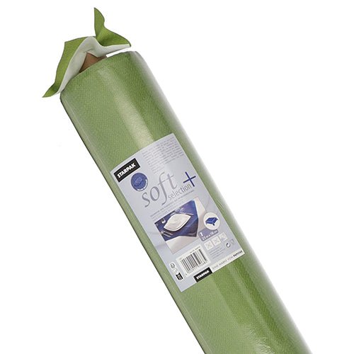 Rulla Starpak-pöytäliinaa, kankaan kaltainen, kuitukangas "soft selection plus" valkoisella etiketillä, jossa on tuotemerkki, käyttökuvia ja kuva sisällöstä, joka käytetään pitkäikäisenä pöytäliinana keittiölaitteiden alla.