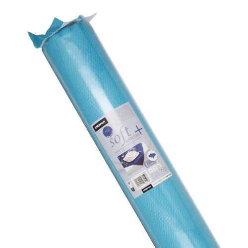 Eine gerollte blaue Starpak Tischdecke, stoffähnlich, Vlies "soft selection plus", in einer Kunststoffverpackung mit einem Etikett mit Produktangaben und Matratzenabbildungen, die auf eine langlebige, stoffähnliche Qualität hinweisen.