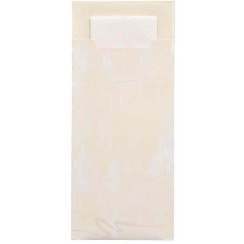 Kermanvärinen PAPSTAR GmbH 520 aterinlaukku (20x8,5cm, 2-kerroksinen) suorakulmaisella läpällä on osittain avoinna ja paljastaa näkymän sisällä olevaan sopivaan lautasliinaan; sileä pinta osoittaa hienovaraisia värivaihteluita.