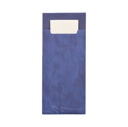 Valkoinen lautasliina on osittain työnnetty PAPSTAR 520 aterintaskuun (20 x 8,5 cm, kaksikerroksinen, 33 x 33 cm) hienovaraisesti kuvioidusta materiaalista, merkiltä PAPSTAR GmbH.