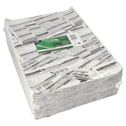 Ein großer Stapel PAPSTAR 5 Einschlagpapiere, 3cm x 2cm „Newsprint“ von der PAPSTAR GmbH, hergestellt aus hochwertigem Material und in Folie eingewickelt mit einem grün-weißen Etikett (5 kg), ideal zum Verpacken, mit simulierten Zeitungsartikeln und Stellenanzeigen.
