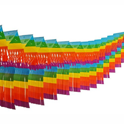 PAPSTAR GmbH suurten tilojen seppele paperi "hapsut", paloturvallinen (10 m x 15 cm) roikkuu päällekkäisissä, diagonaalisissa riveissä sateenkaariraidoilla, jotka muodostavat juhlallisen, eloisan kuvan valkoista taustaa vasten.