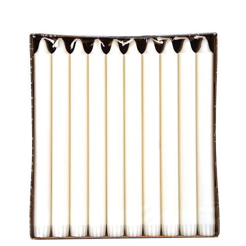 Laatikko, jossa on 30 valkoista PAPSTAR kruunukynttilää (Ø 2,2 cm, 100 % steariinia) PAPSTAR GmbH:lta, aseteltu pystysuoraan riviin ja katsottuna ylhäältä yksinkertaisella valkoisella taustalla tasaisen palamisen varmistamiseksi.