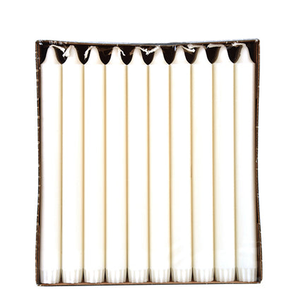 Laatikko, jossa on 30 valkoista PAPSTAR kruunukynttilää (Ø 2,2 cm, 100 % steariinia) PAPSTAR GmbH:lta, aseteltu pystysuoraan riviin ja katsottuna ylhäältä yksinkertaisella valkoisella taustalla tasaisen palamisen varmistamiseksi.