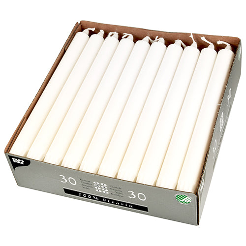 Laatikko, jossa on 30 PAPSTAR kruunukynttilää (Ø 2,2 cm, valkoinen, 100 % steariinia) PAPSTAR GmbH:lta, selkeästi järjestettynä kolmeen riviin osittain avatussa pahvipakkauksessa tasaisilla kynttilöillä ja näkyvällä sydämellä.