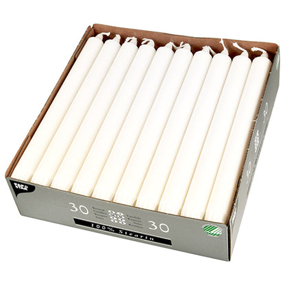 Laatikko, jossa on 30 PAPSTAR kruunukynttilää (Ø 2,2 cm, valkoinen, 100 % steariinia) PAPSTAR GmbH:lta, selkeästi järjestettynä kolmeen riviin osittain avatussa pahvipakkauksessa tasaisilla kynttilöillä ja näkyvällä sydämellä.