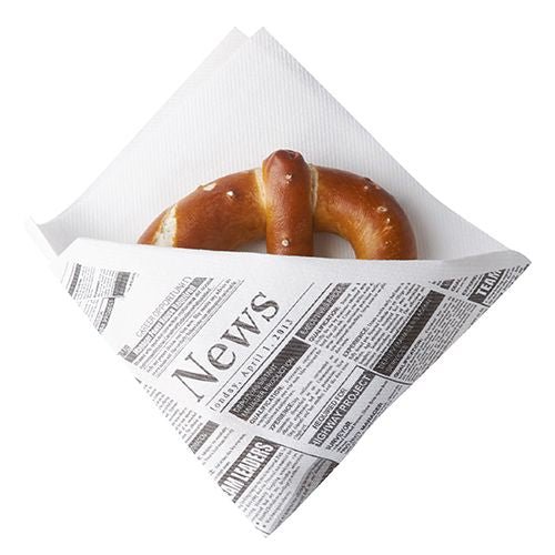 Pehmeä suolarinkeli, jossa näkyvää suolaa, on kääritty Starpak 50 -välipalaliinaan, kankaan kaltainen, Airlaid 1/4-taitto 32,5 cm x 30,5 cm valkoinen "Newsprint", kuvattu yksinkertaisella valkoisella taustalla.