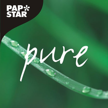Lähikuva vihreästä ruohonkorresta vesipisaroiden kanssa näyttää valkoisella käsinkirjoitetun tekstin "pure", joka korostaa PAPSTAR puulusikan "pure" 15,7 cm ympäristöystävällistä viestiä PAPSTAR GmbH:ltä, jossa on tuotemerkin logo vasemmassa yläkulmassa mustalla taustalla.