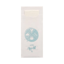 Die 520 Bestecktaschen (20 x 8,5 cm) der PAPSTAR GmbH werden mit einer passenden 2-lagigen Serviette (33 x 33 cm) geliefert. Die weiße Hülle ist mit einem hellblauen, kreisförmigen Motiv mit Lebensmitteln und Besteck sowie dem Schriftzug „Guten Appetit“ versehen, wobei die Serviette im Inneren teilweise sichtbar ist.