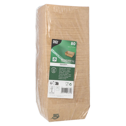 Pakattu pakkaus, jossa on 80 PAPSTAR välipalatarjotinta "pure" ruskea "100% Fair" PAPSTAR GmbH:ltä, seisoo pystyssä, etupuolella etiketti, joka näyttää tuotetiedot sekä ympäristöystävällisyyden ja biohajoavuuden symbolit; läpinäkyvä pakkaus paljastaa sisällä pinotut kulhot.