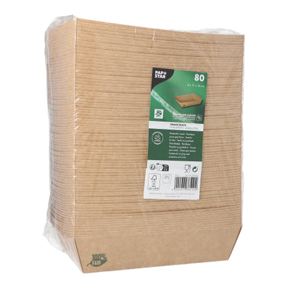 Tiivistetty pakkaus, jossa on 80 "pure" ruskeaa välipalatarjotinta PAPSTAR GmbH:ltä, valmistettu 100 % reilusta paperista – suorakulmaiset, ympäristöystävälliset, biohajoavat lautaset, siististi pinottu vihreä-valkoisella etiketillä ja käärittynä läpinäkyvään kalvoon.