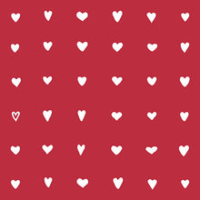 Punaisella valkoisten sydämien ruudukko koristaa PAPSTAR GmbH lautasliinoja 1/4-taitto, 33x33cm, sydänkuvio (50 kpl), jossa on ääriviivalla varustettu sydän toisessa rivissä, ensimmäisessä sarakkeessa täytettyjen sydämien keskellä.