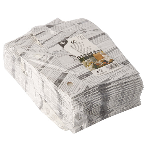 Eine Packung mit 50 PAPSTAR Pommes-Frites-Schütte "Newsprint" mit Klappdeckeln aus Papier/Karton und Folie mit schwarz-weißem Zeitungsdruck. Ideal zum Servieren von Pommes Frites. Marke: PAPSTAR GmbH.