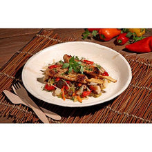 Gegrillte Hähnchenspieße mit farbenfroher Gemüsepfanne werden auf einem PAPSTAR 6 Teller, Palmblatt „pure“ rund von der PAPSTAR GmbH serviert – umweltfreundliches Geschirr, stilvoll präsentiert auf einer gewebten Unterlage mit Holzbesteck und frischen Paprikaschoten im Blick.