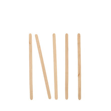 Viisi PAPSTAR puista sekoitustikkua "pure" (11 cm) PAPSTAR GmbH:lta, ympäristöystävällisiä ja kestäviä, on asetettu pystysuoraan valkoiselle pohjalle, ja toinen tikku on kallistettu vasemmalle; yksinkertainen näyttö kestävistä puusekoitustikuista. Taitettava laatikko, jossa on 1000 kappaletta.