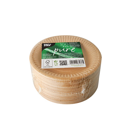 Pino pyöreitä, vaaleanruskeita PAPSTAR 100 "pure" kartonkilautasia PAPSTAR GmbH:ltä. Ylimmässä kartonkilautasessa on vihreä etiketti, jossa on tuotetiedot, viivakoodi ja FSC-sertifioidut symbolit valkoisella taustalla.