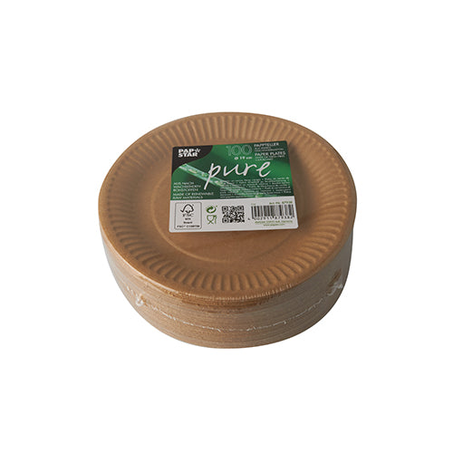 Pino ruskeita, pyöreitä PAPSTAR 100 "pure" kartonkilautasta vihreällä etiketillä PAPSTAR GmbH:ltä näyttää merkin ja ympäristöystävälliset tiedot; FSC-sertifioidut lautaset on aseteltu siististi valkoiselle taustalle.