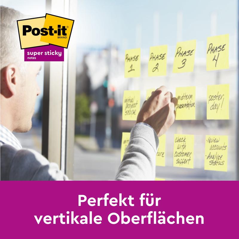 Henkilö kiinnittää Post-it® Super Sticky Notes, Keltainen, 76 mm x 76 mm (3M Deutschland GmbH), 90 arkkia/lohko, ikkunaan. Alhaalla lukee: "Täydellinen pystysuorille pinnoille." 14 lohkoa plus 2 ilmaista per pakkaus, 100% PEFC.