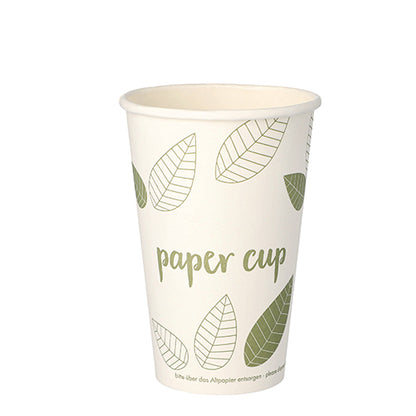 PAPSTAR 50 juomakuppia, pahvi ”pure” ”ZERO” -pahvikuppi PAPSTAR GmbH:lta on kuvattu yksinkertaisella valkoisella taustalla vihreällä lehtikuviolla ja tekstillä ”Paper Cup” ja valmistettu kestävistä materiaaleista.