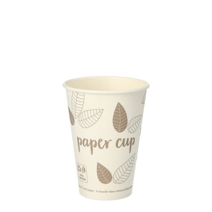 Beige PAPSTAR 80 juomakuppia, pahvia „pure“ PAPSTAR GmbH:lta, lehtikuvio ja „Paper Cup“-painatus, seisoo pystyasennossa valkoisella alustalla – ihanteellinen ympäristöystävällisenä kertakäyttökupina.