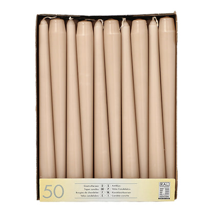 Eine Schachtel mit Starpak 50 Leuchterkerzen (Ø 2,2 cm - 25 cm), aufrecht in einer Reihe angeordnet, mit einem unteren Etikett mit "50 Stück", mehrsprachigem Text und Hinweis auf die lange Brenndauer.