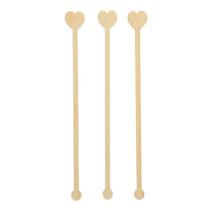 Kolme PAPSTAR 100 juomasekoitinta, bambus ”pure” PAPSTAR GmbH:lta on asetettu pystysuoraan valkoiselle taustalle ja ne osoittavat ympäristöystävälliset ja biohajoavat ominaisuutensa.