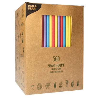 Ikkunan läpi näkyy ruskea laatikko, jossa on 500 PAPSTAR-paperi-shake-juomapilliä (8 mm × 25 cm). Vasemmassa yläkulmassa näkyy PAPSTAR GmbH:n logo, ja edessä ja sivuilla on symboleita ja tekstiä.