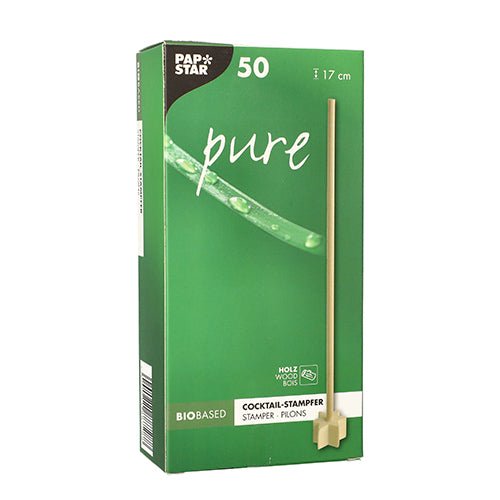 Vihreässä PAPSTAR GmbH:n laatikossa, jossa on merkintä ”pure”, on 50 cocktail-sekoitinta luonnonpuusta, kukin 17 cm pitkä. Ympäristöystävällinen muotoilu esittää pakkauksessa kuvan puusekoittimesta ja vesipisaroista.
