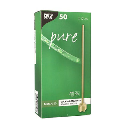 Vihreässä PAPSTAR GmbH:n laatikossa, jossa on merkintä ”pure”, on 50 cocktail-sekoitinta luonnonpuusta, kukin 17 cm pitkä. Ympäristöystävällinen muotoilu esittää pakkauksessa kuvan puusekoittimesta ja vesipisaroista.