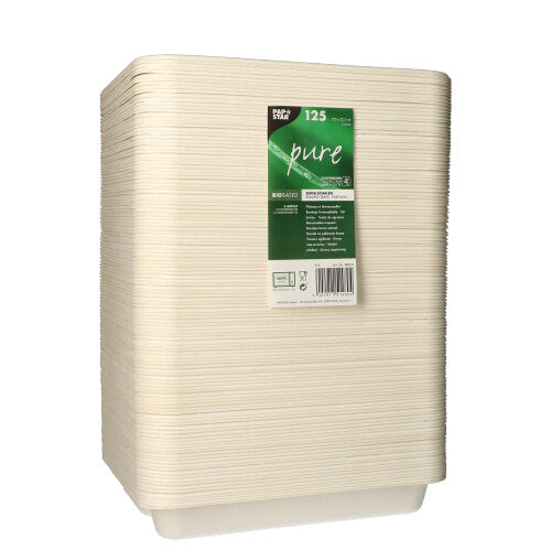 Näkyvissä on pino 125 PAPSTAR 3-osaista sokeriruokosinettiastiaa merkiltä PAPSTAR GmbH, siististi pinottu vihreällä etiketillä valkoisella taustalla. Astiat ovat beigejä ja biohajoavia.