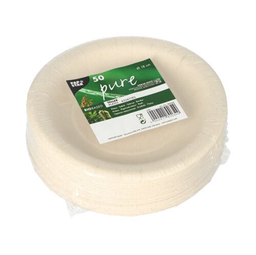 Pino valkoisia, pyöreitä kertakäyttölautasia tyyppiä PAPSTAR 50 lautanen "pure", valmistettu maatalousjätteistä, biohajoava ja ympäristöystävällinen, kääritty muovikelmuun ja varustettu vihreä-valkoisella etiketillä PAPSTAR GmbH:ltä.