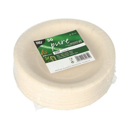 Pino valkoisia, pyöreitä kertakäyttölautasia tyyppiä PAPSTAR 50 lautanen "pure", valmistettu maatalousjätteistä, biohajoava ja ympäristöystävällinen, kääritty muovikelmuun ja varustettu vihreä-valkoisella etiketillä PAPSTAR GmbH:ltä.